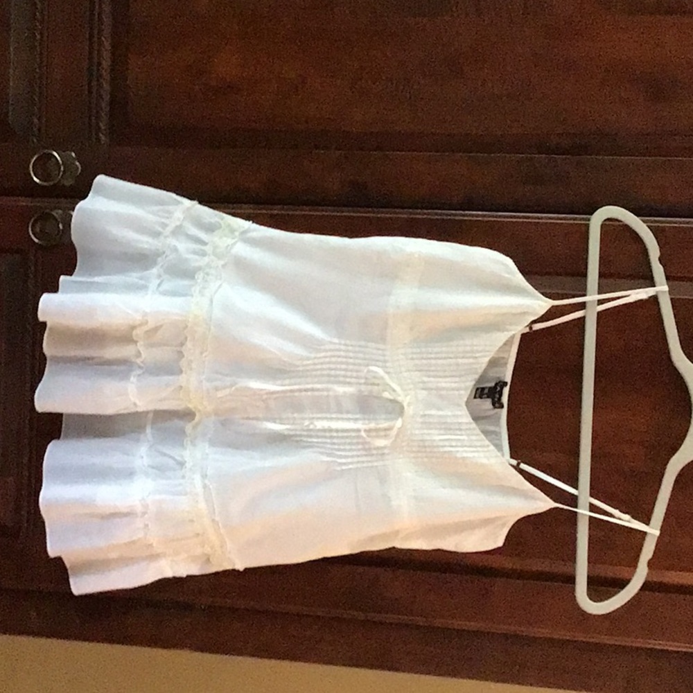 Cute ruffled tank with pleats and lace detailing, size M